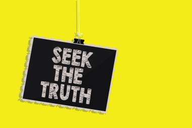 The Truth aramak gösterilen Not yazma. İş fotoğraf için gerçek gerçekleri araştırmak çalışma seyir vitrine keşfetmek asılı blackboard ileti iletişim işareti sarı arka plan