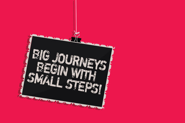Написание текста Большие путешествия начинаются с маленьких шагов. Бизнес-концепция для Один шаг за шагом для достижения ваших целей Повисание на доске сообщение коммуникационной информации знак розовый фон
