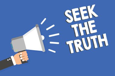 The Truth aramak gösterilen metin işareti. Kavramsal fotoğraf gerçek gerçekleri araştırmak çalışma arıyorsunuz keşfetmek yüksek sesle konuşan megafon hoparlör mavi arka plan iletisi tutan adam