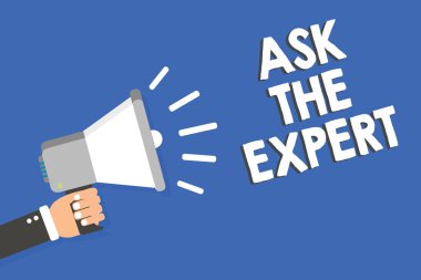 Uzman sormak gösterilen metin işareti. Kavramsal fotoğraf profesyonel tavsiye için istek yardım destek adam yüksek sesle konuşan megafon hoparlör mavi arka plan iletisi tutan arıyorsunuz