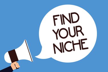 Sizin niş bulmak gösterilen Not yazma. İş Pazar çalışma belirli potansiyel müşteri pazarlama adam arayan tutun fotoğraf vitrine megafon mavi arka plan çığlık hoparlör konuşma balonu