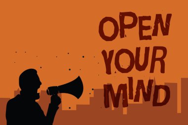 Açık Your Mind gösterilen Not yazma. İş fotoğraf vitrine açık fikirli kabul et yeni farklı şeyler fikirler durumlar megafon konuşan politikacı sözler turuncu arka plana tutan adam olabilir