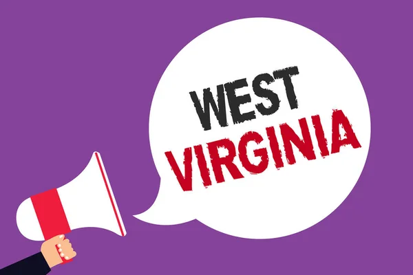 手書きテキストはウェスト バージニア州を書きます アメリカ合衆国州旅行観光旅行歴史男性紫色の背景を叫んでメガホン スピーカー音声バブルを保持を意味概念 — ストック写真