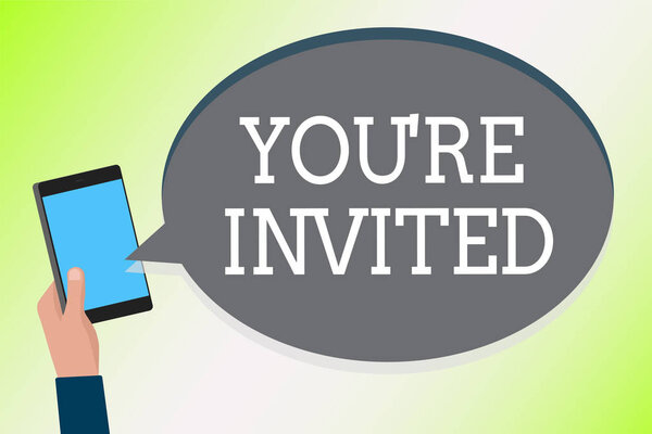 Текст для написания слов Вас приглашают. Присоединяйтесь к нам на нашем празднике Добро пожаловать в гости Человек с текстовым сообщением в чате мобильного телефона, проверяющим аккаунты в социальных сетях
