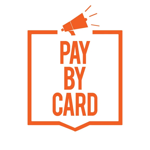 クレジット デビット カード電子仮想お金ショッピング メガホン スピーカー オレンジ フレーム通信重要情報の支払いを展示で カード ビジネス写真を見せてメモの執筆 — ストック写真