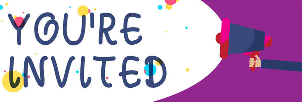 Письменный почерк Вы приглашены. Концепция означает Пожалуйста, присоединяйтесь к нам в нашем празднике Добро пожаловать Человек держит Megaphone громкоговоритель кричать говорить красочные речи пузырь
