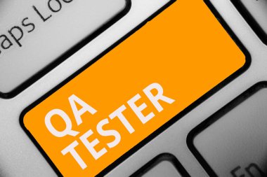 Qa Tester olarak gösterilen Not yazma. Kalite güvencesi yansıma belge bilgisayar uygulama klavye portakal anahtar niyeti bilgisayar önce üzerinde gidiş projesinin vitrine iş fotoğraf