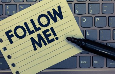 Bir kişi veya grup sizin tercih liderlik defter kağıt klavye ilham bilgisayar siyah marker itaat etmek davet vitrine kavramsal el yazma gösteren izleyin bana iş fotoğraf