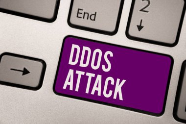 Kavramsal el DDoS saldırı gösterilen yazma. İş fotoğraf vitrine failin ağ kaynak kullanılamaz klavye mor anahtar bilgisayar bilgi işlem yansıma belge yapmak istiyor