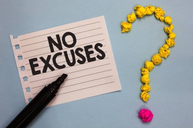 Metin No Excuses yazma kelime. Birisi soru işareti ahşap arka plan oluşturan bazı sorun kağıt buruşuk marker kağıtları nedenlerle söylememeyi söylediğin için iş kavramı