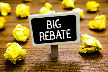 Kavramsal el büyük indirim gösterilen yazma. Ne zaman yazı tahtası kağıt hata buruşuk değil özel bir tanıtım yapan alabilirsiniz büyük ödülleri vitrine iş fotoğraf ahşap zemin memnun