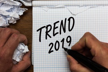 Trend 2019 gösterilen metin işareti. Geçerli yıl adam kısa süre için ünlüdür kavramsal fotoğraf şeyler işaret defter tutan buruşuk kağıtlar kopyalanan sayfaları hatalar yaptım