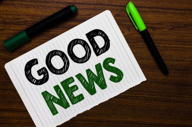 Kavramsal el iyi haber gösterilen yazma. İş fikirleri iletişim birisi ya da birşey olumlu, cesaret verici, uplifting veya arzu edilen defter kağıt işaretleri ahşap arka plan metin fotoğraf