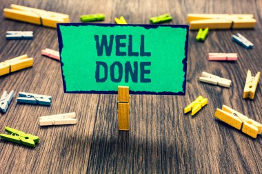 Word metin yazma aferin. İş kavramı Peform doğru ve özenle beceri ve verimli bir şekilde yeşil kağıt tutan Clothespin Not birkaç clothespins ahşap zemin