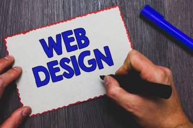 Web Tasarım gösterilen Not yazma. İş üretim ve bakım kağıt kırmızı kenarlıklar işaret tutan adam web sitelerinin sorumludur fotoğraf vitrine hızlı fikirler ahşap arka plan