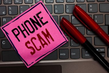 Telefon aldatmaca gösterilen Not yazma. Ürün ya da hizmet Telesales pembe kağıt klavye ilham tanıtmak için istenmeyen aramaları alma vitrine iş fotoğraf iletişim fikirleri iletileri kırmızı işaretleri