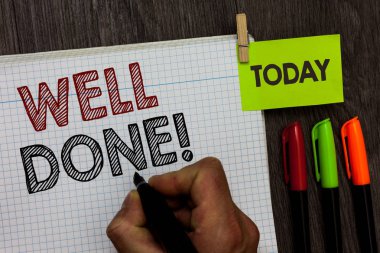 Aferin gösteren yazılı kavramsal el. İş fotoğraf metin söylüyorum kişi o mükemmel onun görev veya iş yaptı şekil marker defter clothespin işaretleri ahşap masa tutan adam