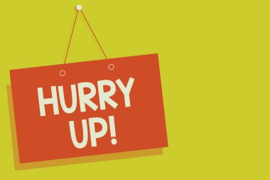 El yazısı metin acele kadar. Taşımak için anlam kavramı devam edin, ya da hareket, hızınızı kırmızı Pano duvar mesajı iletişim en acele ile yakın işaret sarı arka plan açık