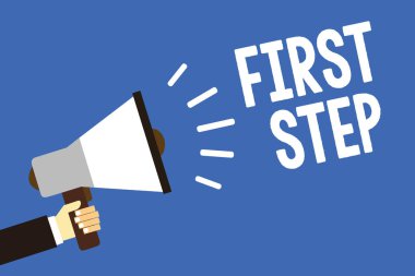 İlk adımı yazma el yazısı metin. Pertaining belirli bir işlemini başlatmak için anlam ya da yüksek sesle konuşan megafon hoparlör mavi arka plan iletisi tutan adam kavramı