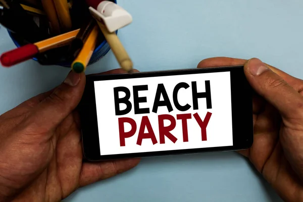 概念的な手書きのビーチ パーティーを示します 小さなまたは大きなフェスティバルを紹介ビジネス写真通常身に着けているビキニ男保有携帯電話メッセージ アプリ カップ マーカーを探して海の海岸に開催 — ストック写真