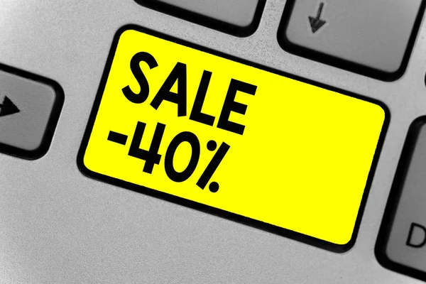 书写笔记显示销售40 商业照片展示一个项目的促销价格在40 降价键盘黄色键意向计算机计算反射文档 — 图库照片