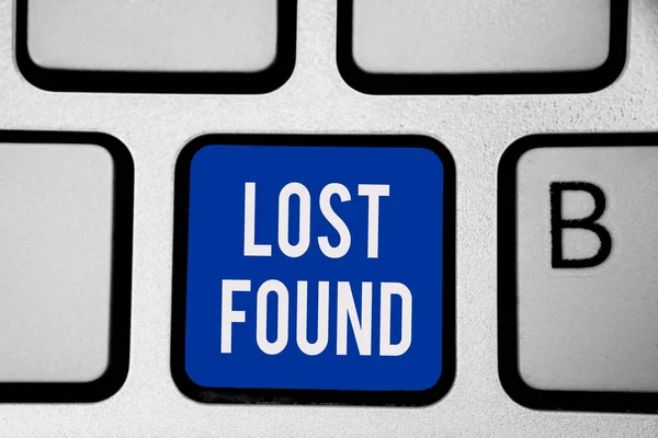 Текст Написанный Словом Lost Found Бизнес Концепция Вещей Которые Остались — стоковое фото