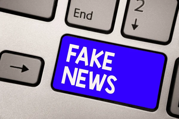 Scritto Mano Fake News Concetto Significato Dare Informazioni Persone Che — Foto Stock