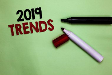 2019 Trendler gösterilen metin işareti. Kısa bir süre içinde geçerli yıl açık işaretler ilham iletişim fikirleri iletileri için ünlüdür kavramsal fotoğraf şey arka plan yeşil