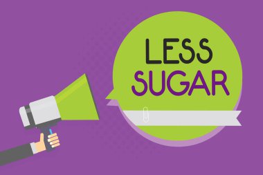 Daha az şeker gösterilen metin işareti. Kavramsal fotoğraf tatlılık herhangi bir gıda hacmi düşük veya megafon hoparlör yeşil konuşma balonu mor arka planda tutan adam yemek içmek