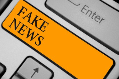 Word metin yazma sahte haber. Medya klavye turuncu anahtarının doğru değil insanlara bilgi vermek için iş kavramı niyeti bilgisayar bilgi işlem yansıma belge oluşturma