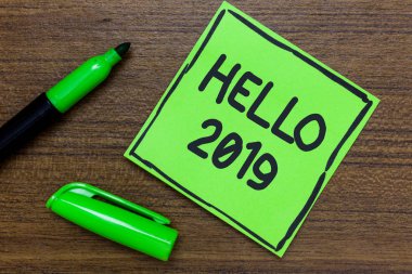 Kavramsal el Merhaba 2019 gösterilen yazma. Önümüzdeki yılbaşı için fikirler Marker ahşap arka plan yeşil kağıt iletişim olmasını Hoping bir büyüklük vitrine iş fotoğraf