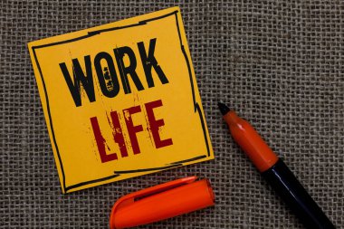 Kavramsal el çalışma hayatı gösterilen yazma. Ern para bir ihtiyaçlarını sürdürebilmek için her gün bir göreve vitrine iş fotoğraf kendini turuncu kağıt Marker iletişim fikirleri Jüt arka plan'ın