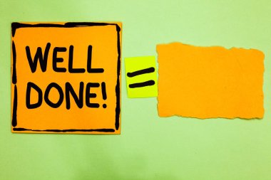 Aferin gösteren yazılı kavramsal el. İş fotoğraf metin kişi onun görev veya iş mükemmel şeklinde turuncu kağıt notları anımsatıcıları eşittir işareti önemli mesajlar yaptığını söylüyorum