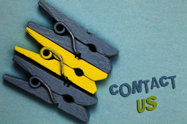Kavramsal el bize ulaşın gösterilen yazma. İş fotoğraf metin müşteri hizmeti aracılığıyla Telekom gri sarı vintage clothespins işleme arka plan Holding şeyleri açığa kişi grubu