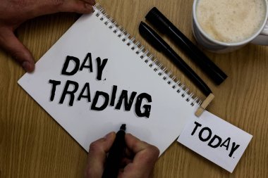 Gün ticaret gösterilen Not yazma. Özellikle satın alma ve finansal araçlar adam holding marker defter clothepin hatırlatma ahşap masa fincan kahve satan Menkul Kıymetler vitrine iş fotoğraf