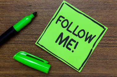 Bir kişi veya grup sizin tercih liderlik yeşil kağıt iletişim fikirleri Marker ahşap arka plan itaat etmek davet vitrine kavramsal el yazma gösteren izleyin bana iş fotoğraf