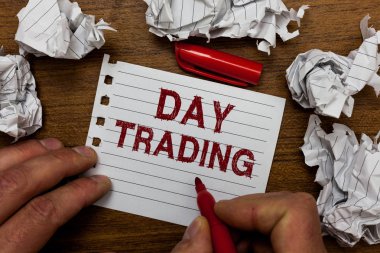 Gün ticaret gösterilen Not yazma. Özellikle satın alma ve finansal araçlar birkaç işaret defter sayfası buruşuk Kağıt tutan adam satış Menkul Kıymetler vitrine iş fotoğraf hataları çalışır