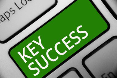 Metin anahtar başarı gösteren bir işaret. Kavramsal fotoğraf genellikle şirket yeşil klavye tuşu niyeti üzerinde odak olabilir üç-beş alanlarda bilgisayar bilgi işlem yansıma belge oluşturun.