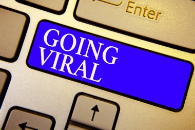 Gidiş Viral gösterilen metin işareti. Yansıma belge bilgisayar oluşturma kavramsal fotoğraf resim video veya hızla yayılan nüfus klavye mavi anahtar-den geçerek niyet