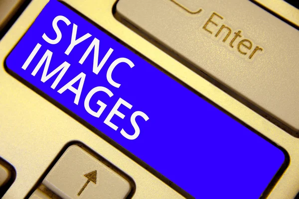 Word Writing Text Sync Images Business Concept Making Photos Identical — Stock Photo, Image