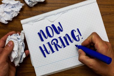 Kavramsal el şimdi Kiralama gösterilen yazma. Yeni yetenekleri adam arayan o belirli şirket ilan vitrine iş fotoğraf marker defter buruşuk Kağıt tutan yırtık sayfa