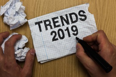 Eğilimleri 2019 gösterilen Not yazma. Gelecek yıl hakim eğilim yaygın olarak tartışılan Online marker defter buruşuk kağıt kağıtları birkaç deneme tutan adam vitrine iş fotoğraf