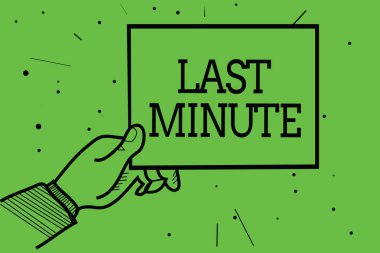 Son dakika gösterilen metin işareti. Kavramsal fotoğraf bitmiş veya en olay adam el holding kağıt bilgi noktalı yeşil arka plan iletişim önce en son zamanda meydana gelen