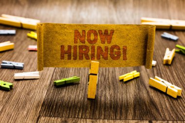 Word metin yazma şimdi Kiralama. Yeni yetenekleri eski holding Clothespin Aradığınız belirli şirket birkaç clothespins ahşap zemin kumaş parçası duyurmak için iş kavramı