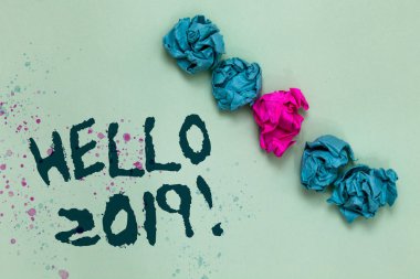 Word metin yazma Merhaba 2019. Kağıtları bir farklı benzersiz yeşil renkli hizalı buruşuk iş kavramı ifade veya telefon cevap tebrik jest için buruşuk