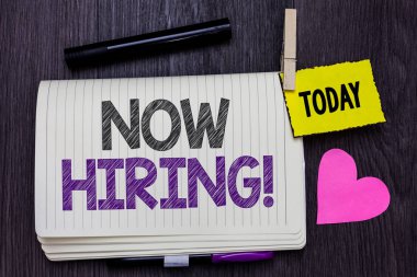 Şimdi Kiralama gösterilen metin işareti. Kavramsal fotoğraf hatırlatma işareti kalp ahşap arka plan holding yeni yetenekleri açık defter clothespin için aradığınız o belirli şirket ilan