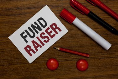 Para toplayan kimse gösterilen Not yazma. Kişi olan iş veya görev sadaka beyaz kağıt işaretleri ahşap arka plan fikirler iletileri iletişim için finansal destek aramak vitrine iş fotoğraf