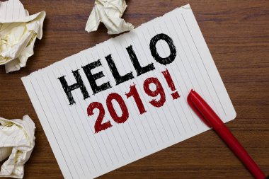 Kavramsal el Merhaba 2019 gösterilen yazma. İş fotoğraf metin ifade veya defter Marker telefonla cevap tebrik jest sayfaları yırtık kağıtları birkaç deneme buruşuk