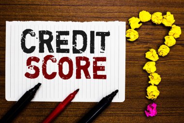 Kredi puanı yazma el yazısı metin. Soru işareti ahşap arka plan oluşturan kağıtları kağıt işaretleri değerlendirme bir bireysel kredi kredi temsil anlam kavramı buruşuk