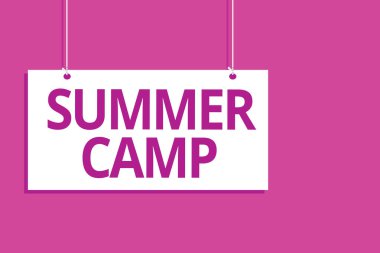 Yaz Kampı gösterilen metin işareti. Çocuklar ve gençler yaz sırasında için kavramsal fotoğraf denetimli program. Yönetim Kurulu mesajı iletişim aç kapat işareti mor arka plan asılı